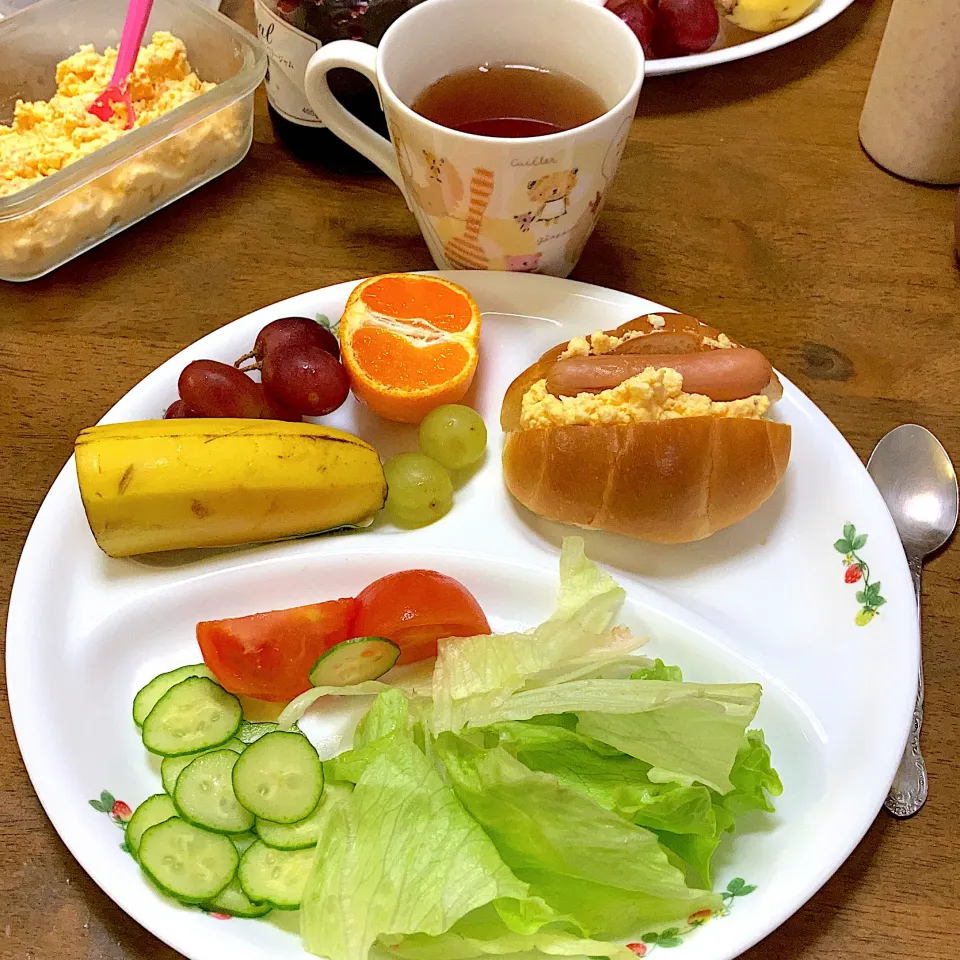 Snapdishの料理写真:いつものサラダとたまごパン|みんみんさん