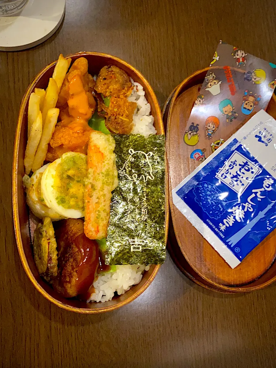 お弁当🍱　帆立ロースト　七味唐辛子　フライドチキン　オーロラ辛ソース　フライドポテト　カニかまの磯辺揚げ　薩摩芋の青海苔天ぷら　卵の青海苔天ぷら　ハンバーグ　デミソース　もんじゃふりかけ　焼き海苔　麦茶|ch＊K*∀o(^^*)♪さん