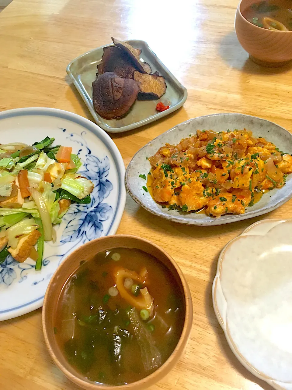 Snapdishの料理写真:海老チリ卵とじ🦐、厚揚げ入り野菜炒め、赤だしお味噌汁、椎茸のグリル焼き〜柚子胡椒で。|さくたえさん