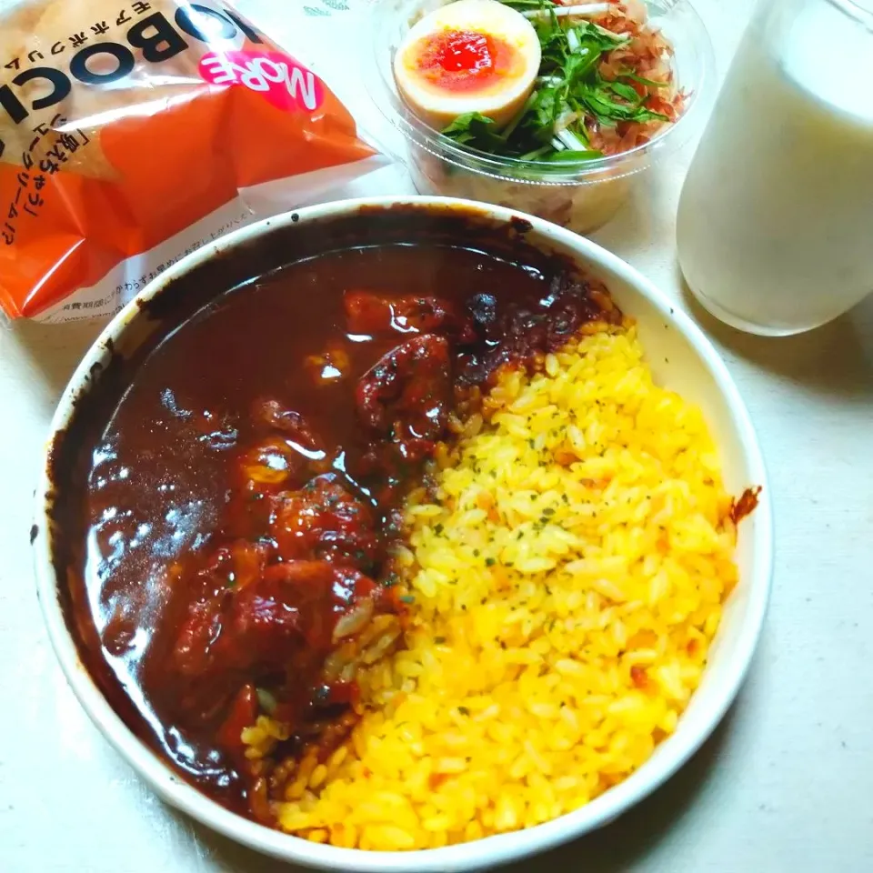 コンビニで買ったランチ☀🍴銀座デリー監修タンドリー風チキンとスパイスカレードリア、和風ぽてとさらだ半熟煮玉子のせ、モアボボクリムほぼほぼクリームのシューキャラメル|うたかた。さん