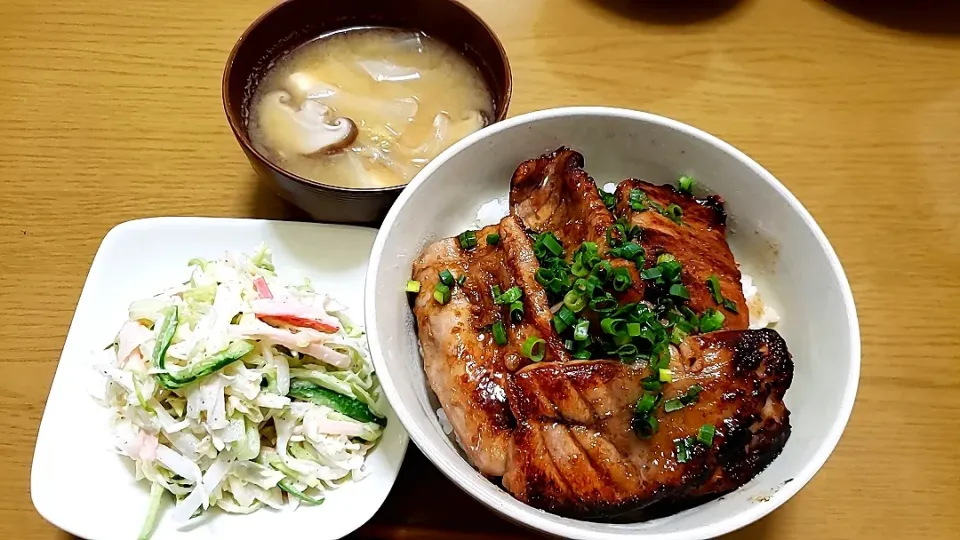 鮪で照り焼き丼×きのこ味噌汁|友美さん