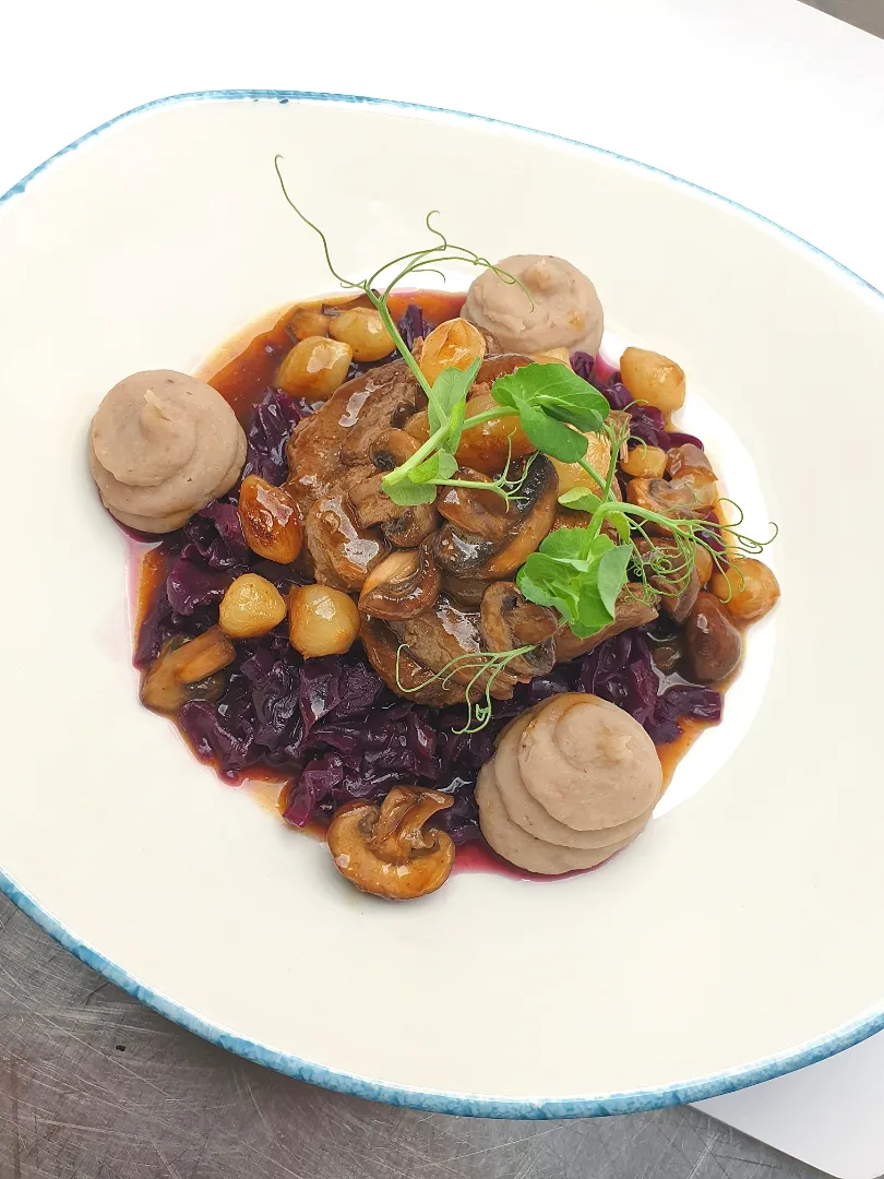 Snapdishの料理写真:braised beef steak, chestnut and parsnip mash. braised cabbage|davidpさん