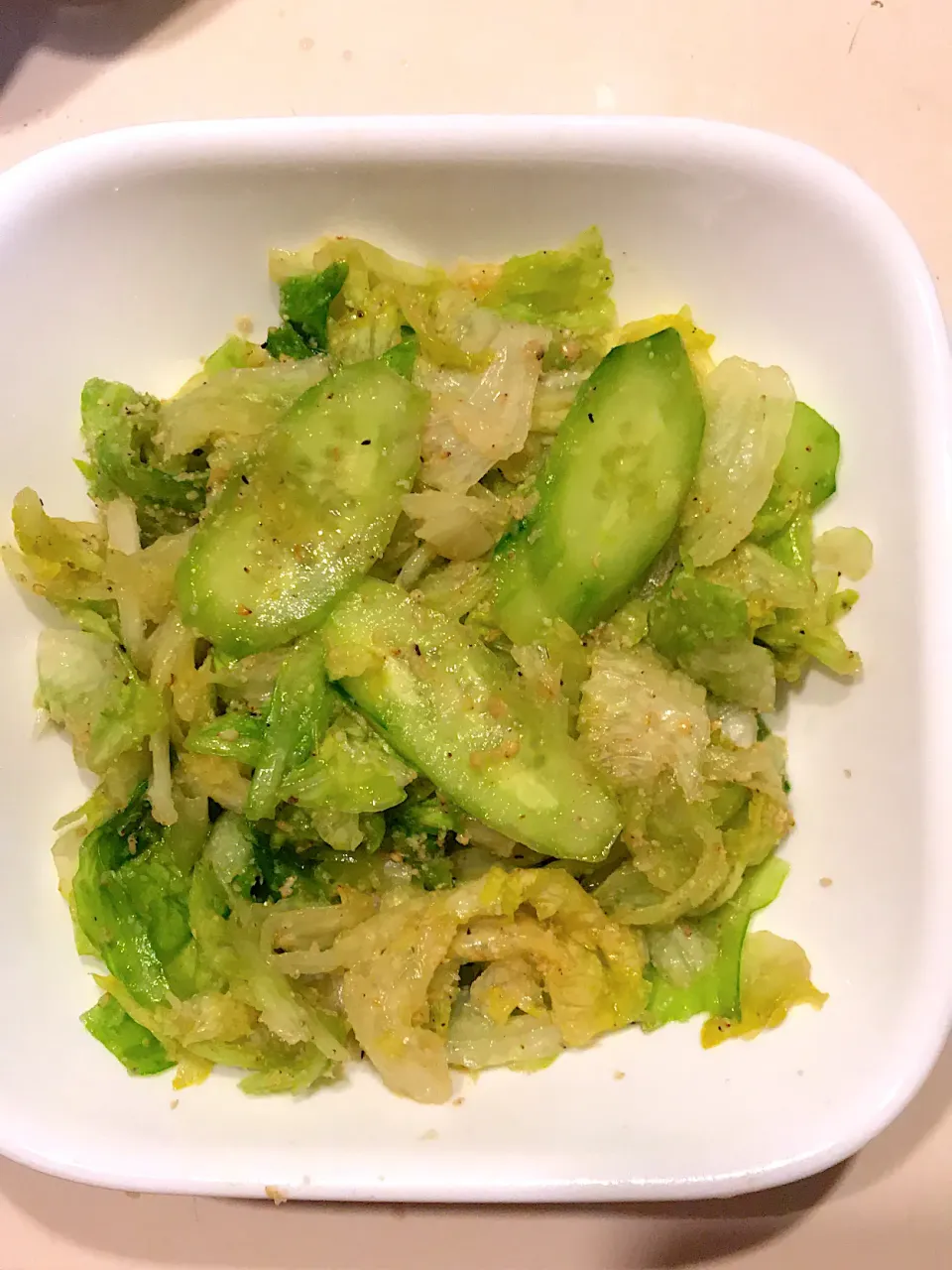 某焼肉店の叙々苑サラダ🥗本当はサラダ菜だけど🥬レタスで🥬味見してるうちにどんどんなくなる🥗|ノムリエさん