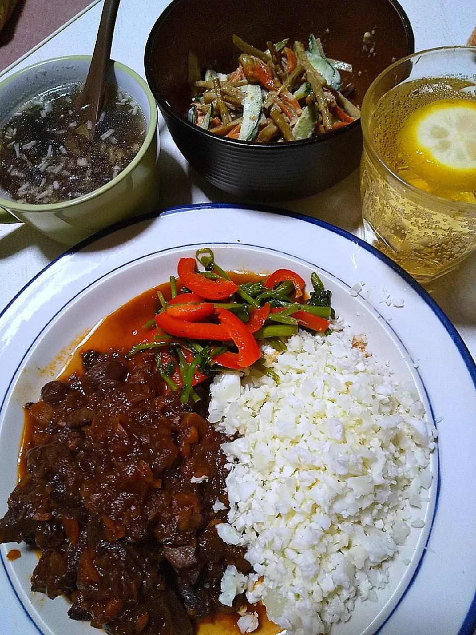 今日の晩御飯
※牛すね肉の赤ワイン煮込み
※カリフラワーライス
※クレソンとパプリカの黒コショウ炒め
※もずくとえのきのスープ
※きんぴらときゅうりのサラダ
※ハイボール|れあMIXさん