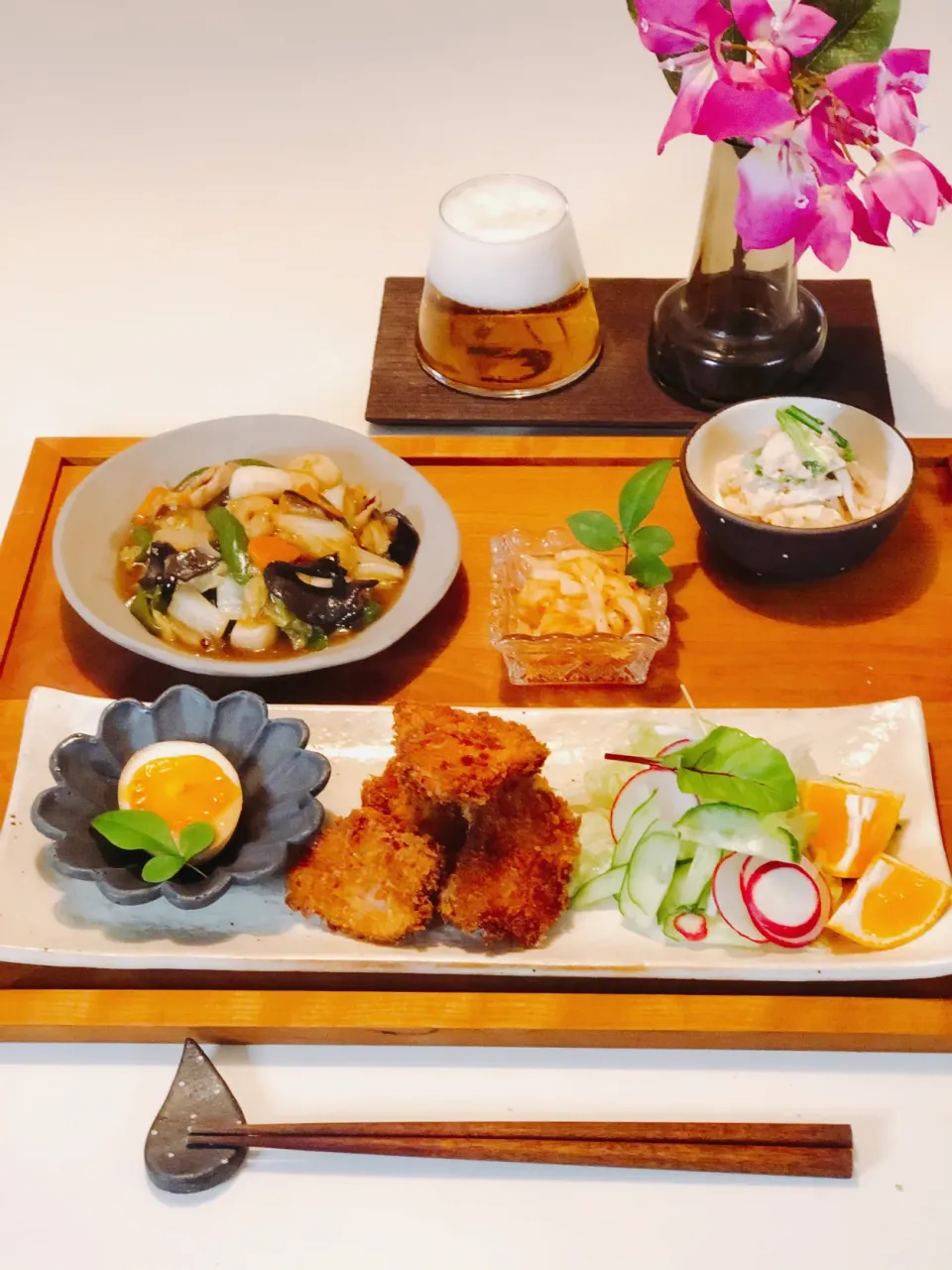 八宝菜　カブとシーチキンのサラダ　ベーコンカツ　味付け卵　大根キムチ🍺😊|あっこさん