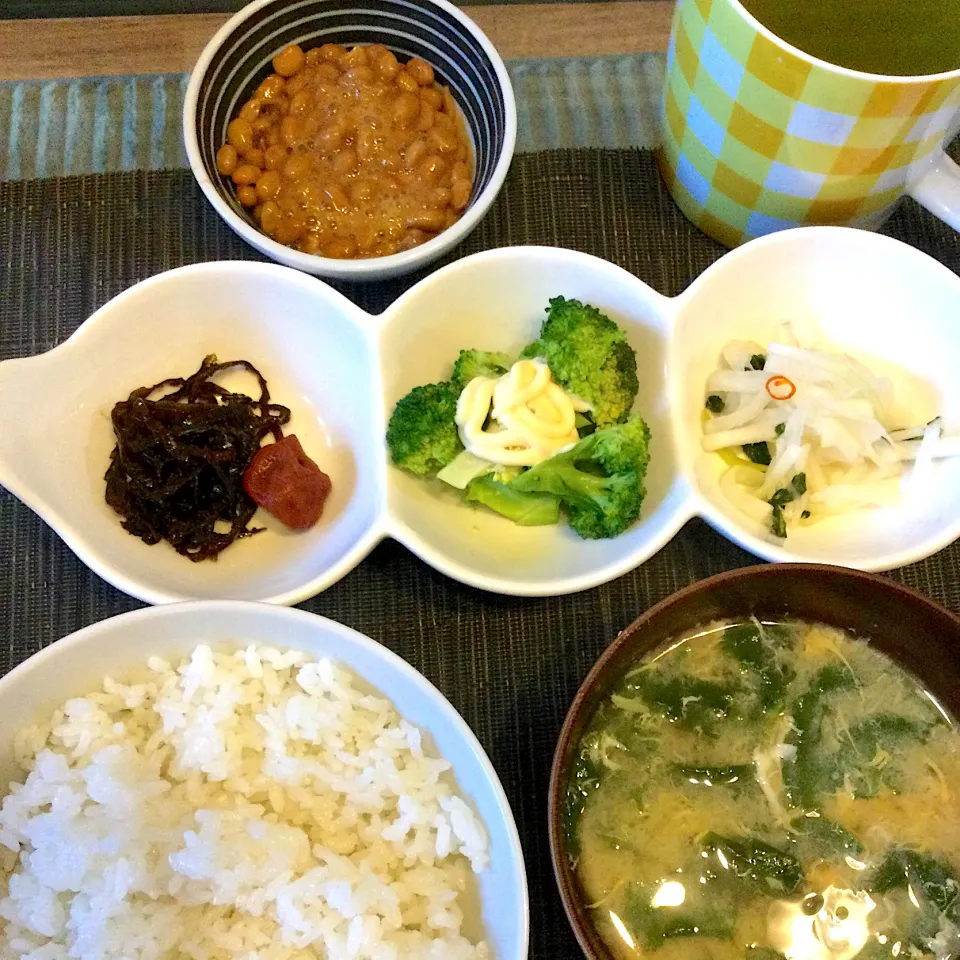 2020年11月29日男前美容師の手作り朝ごはん　納豆ご飯　ほうれん草の味噌汁　∠( `°∀°)／|Booパパさん