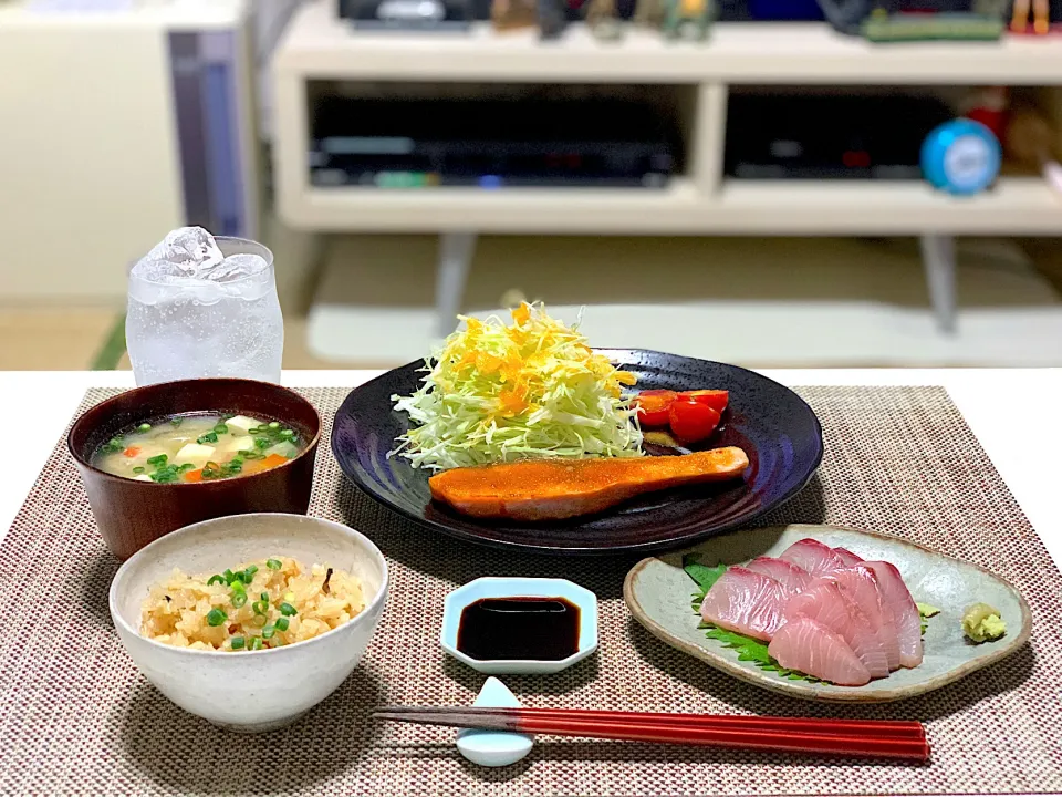 ばんごはん。鮭ソテー、お刺身、炊き込みご飯、お味噌汁。|yukiさん