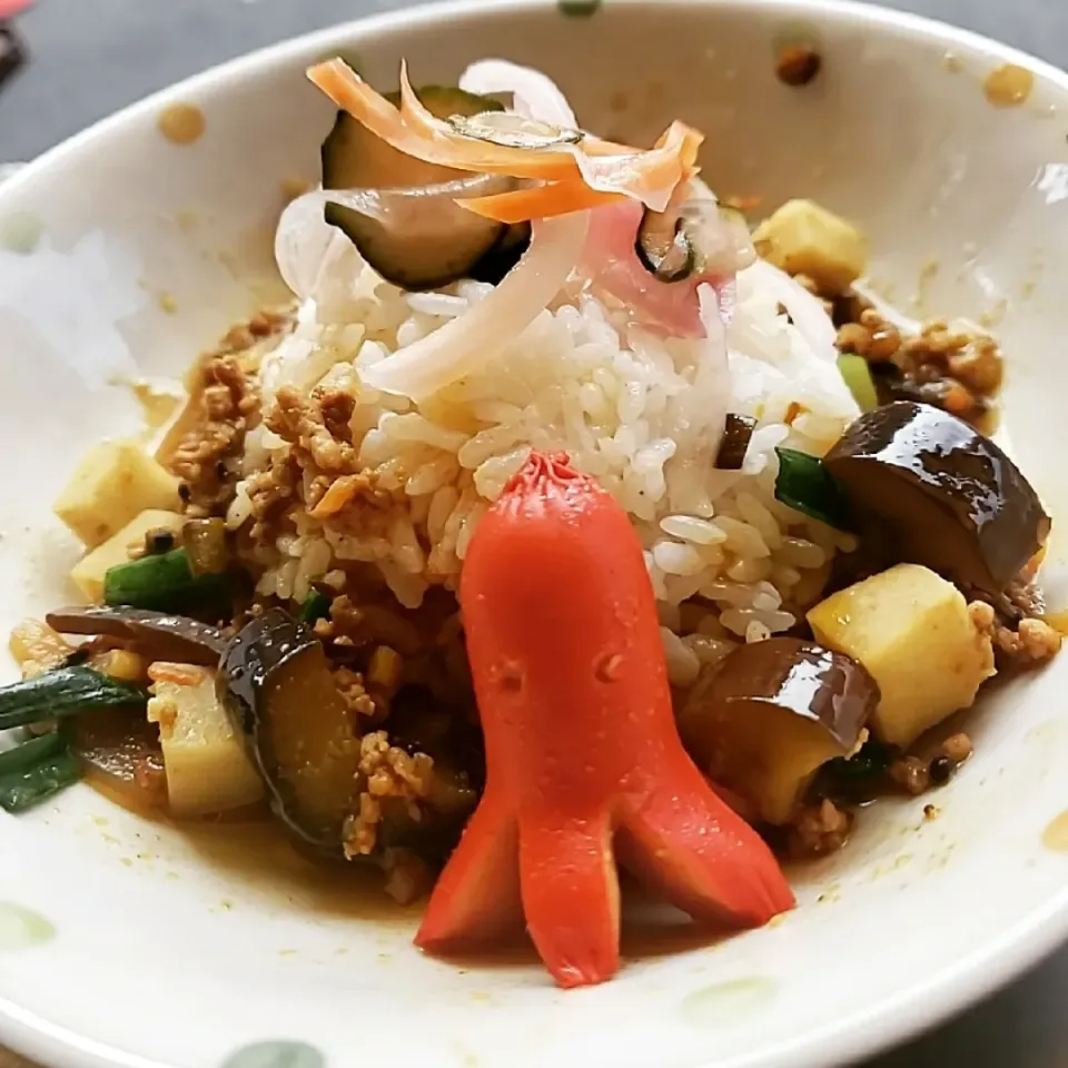 茄子と小芋とニラのポークキーマカレーwithタコさんウインナー🐙|ふじわらたくやさん