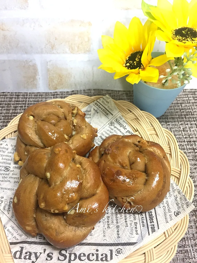 Snapdishの料理写真:ホワイトチョコとくるみのコーヒーパン😋☕|あみさん