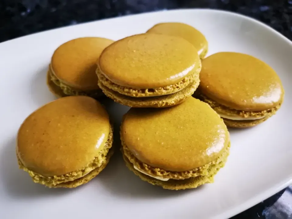 サンドラ リー's dish First attempt on Macarons.
Not too ideal. Must try again|サンドラ リーさん