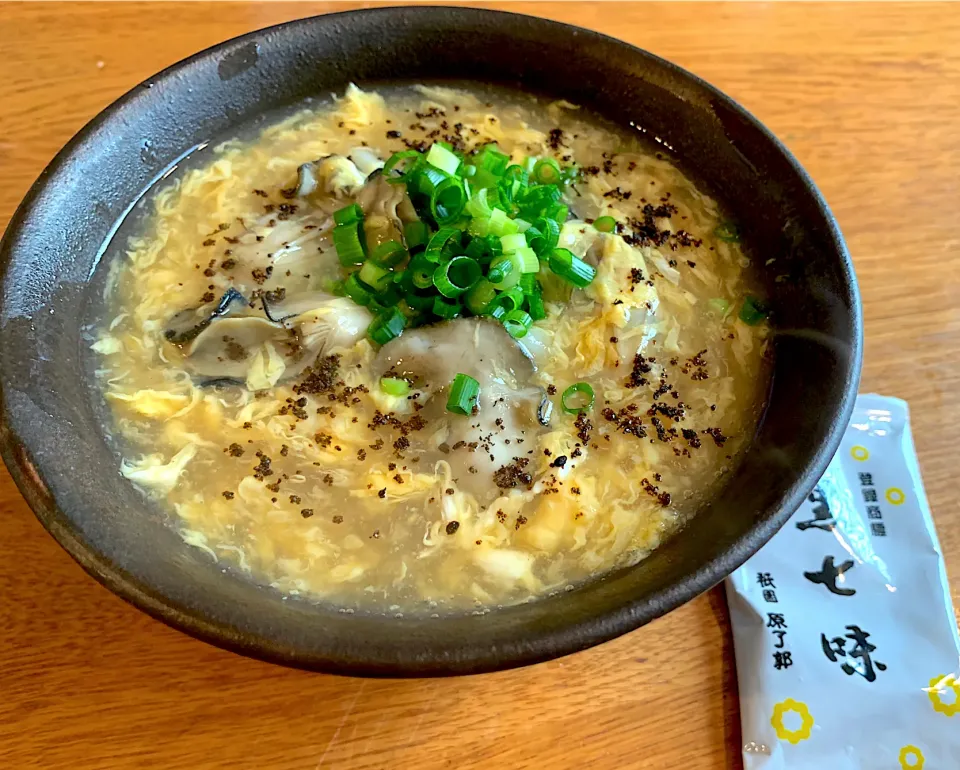 牡蠣たまあんかけ✨京都のお土産でいただいた黒七味パラパラ　山椒のいい香りと唐辛子のの辛味|いちごさん