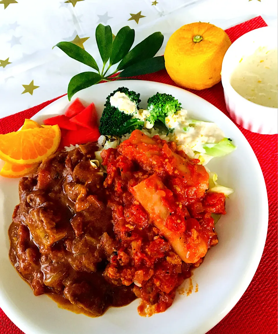 朝カレー生活119日目💪😃キャベツチャーハンにマイルドスパイスチキンカレー🍛とソーセージ入りミートソース🍅ブロッコリーに柚子胡椒マヨ蜂蜜入り😋美味い❤️|HAMI69さん