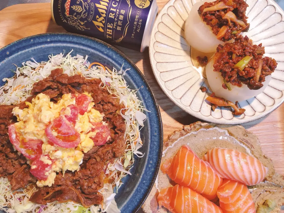 今夜は牛カルビとトマたまサラダ🥗食べる時にガシガシ混ぜるタイプ🤣あとは、先程の風呂吹き大根！サーモン握り🍣はスーパーのね。|海斗さん