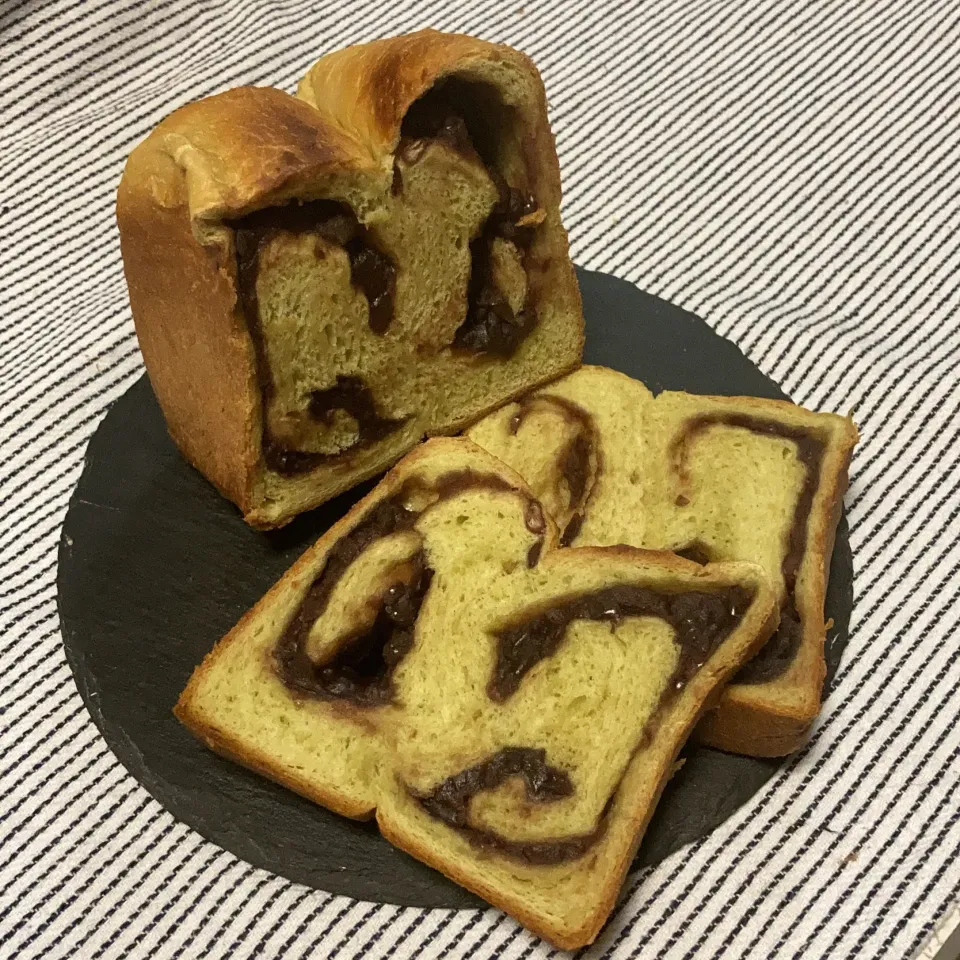 抹茶生地と餡子の食パン🍞🍵|よしさん