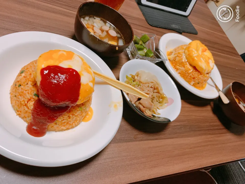 Snapdishの料理写真:まんまる卵のオムライス🥚豚肉とレタスのオイスター炒め、ポトフ|まろぽんさん