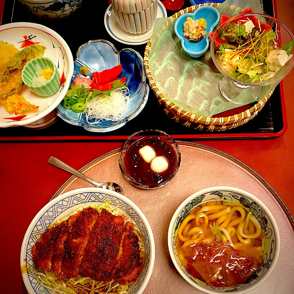 Snapdishの料理写真:夫は、花籠膳。私はミニ味噌カツ丼とミニうどん|yakinasuさん