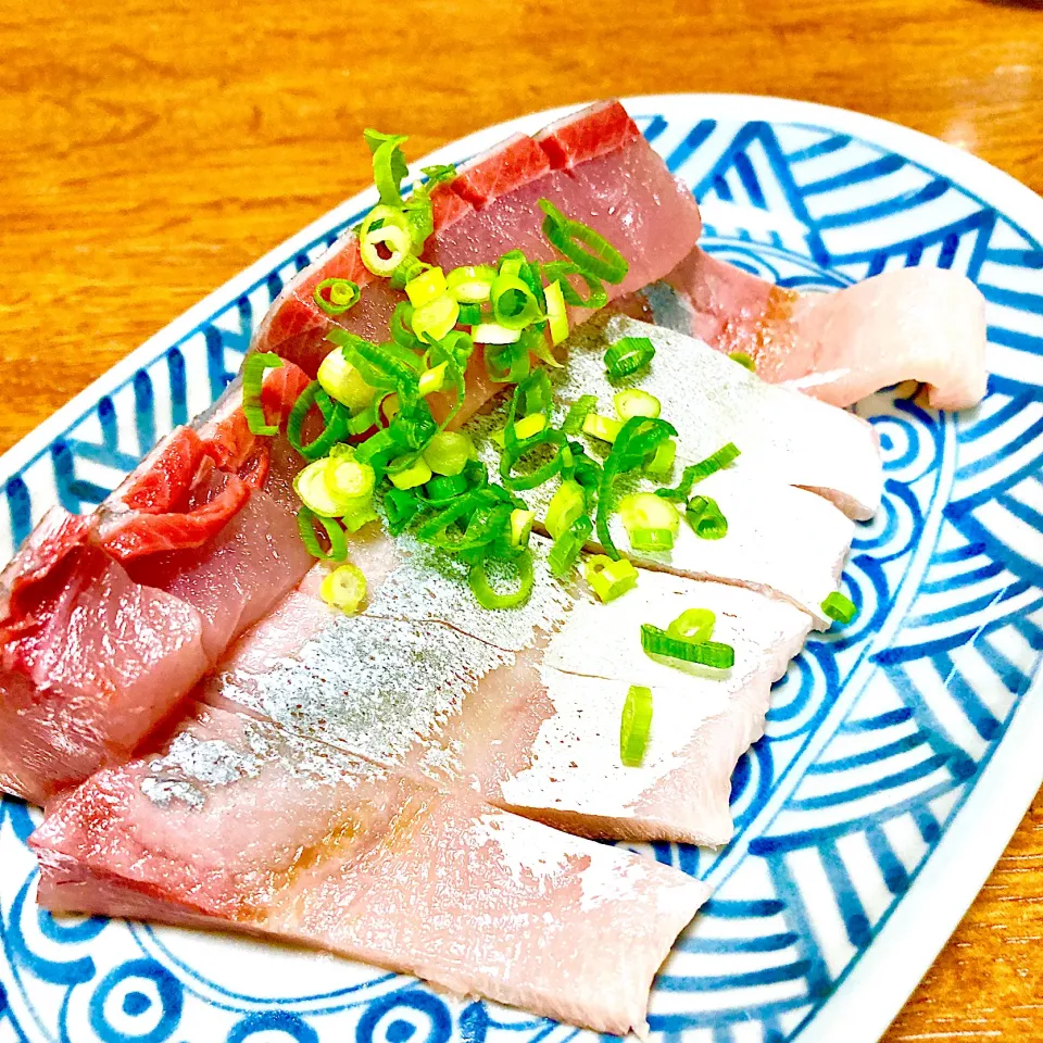 Snapdishの料理写真:鳥取県産✨天然ヤズの刺身🍀🥢コリコリ食感脂も乗って旨し🤩|まいりさん