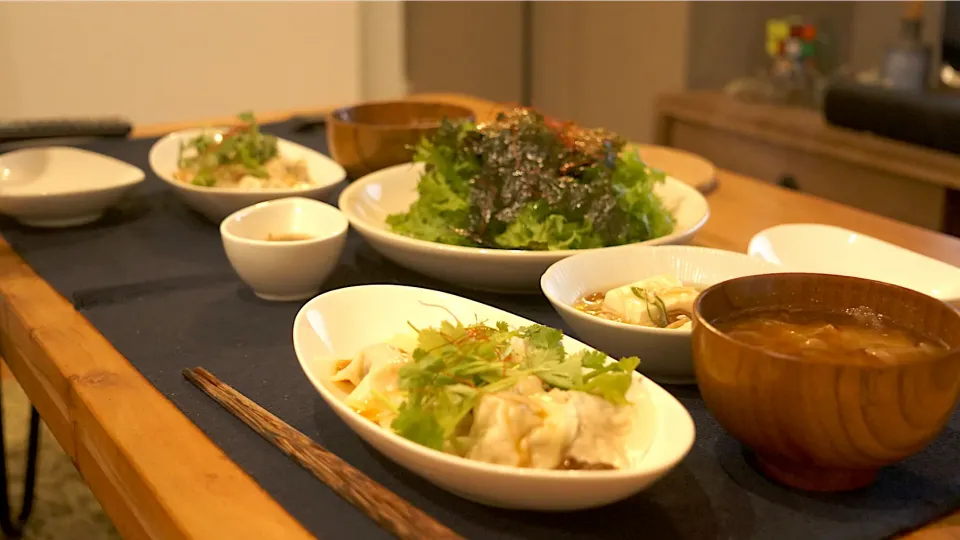 Snapdishの料理写真:今日の晩ごはん                                                 水餃子、豆腐のきのこ餡掛け、お味噌汁、わさび菜のサラダ|おまつさん