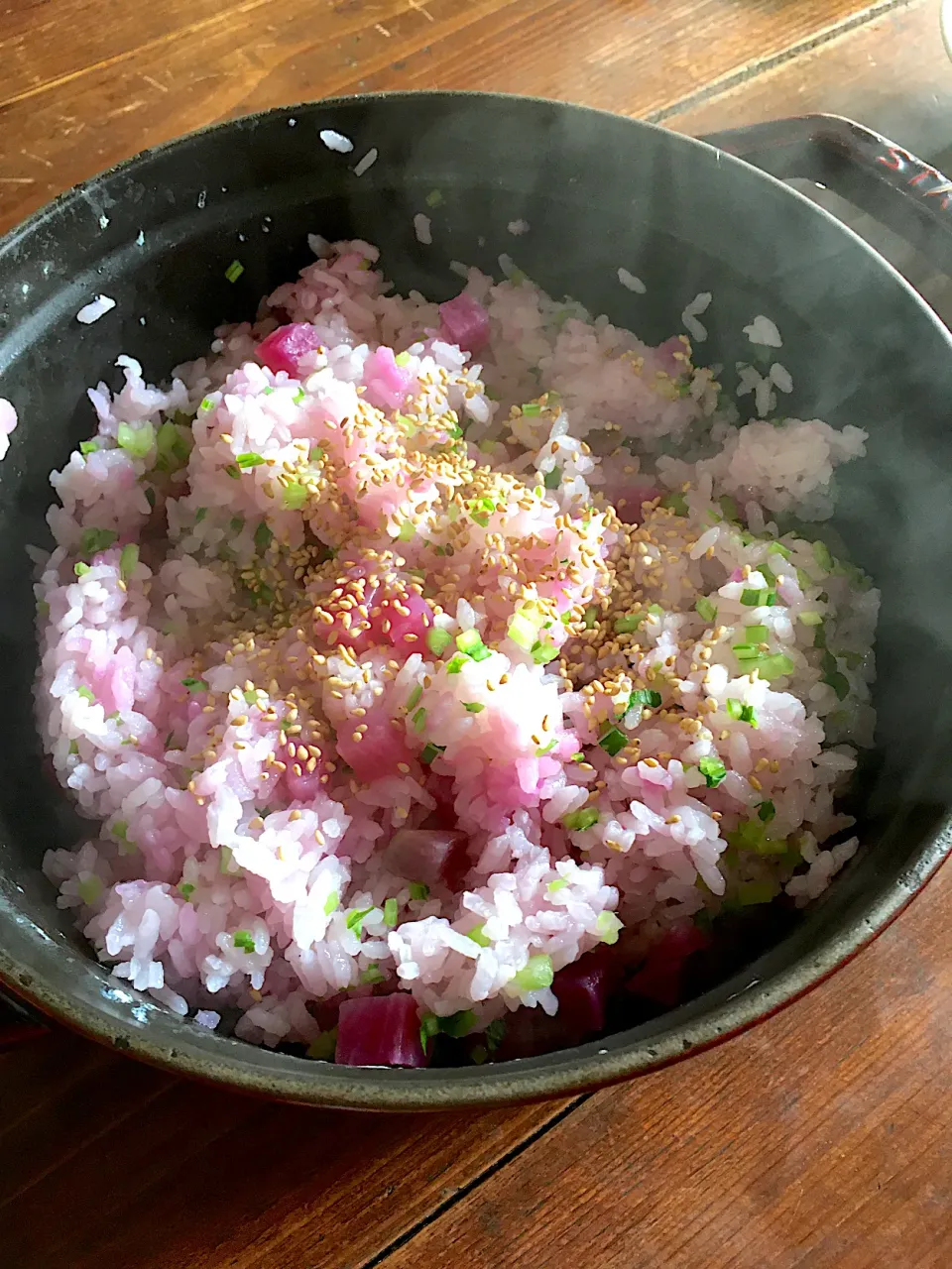 桃色ごはん❤️紅くるり大根の炊き込みごはん　炊きたてに壬生菜と白ゴマを混ぜて！|ミミちゃんママさん