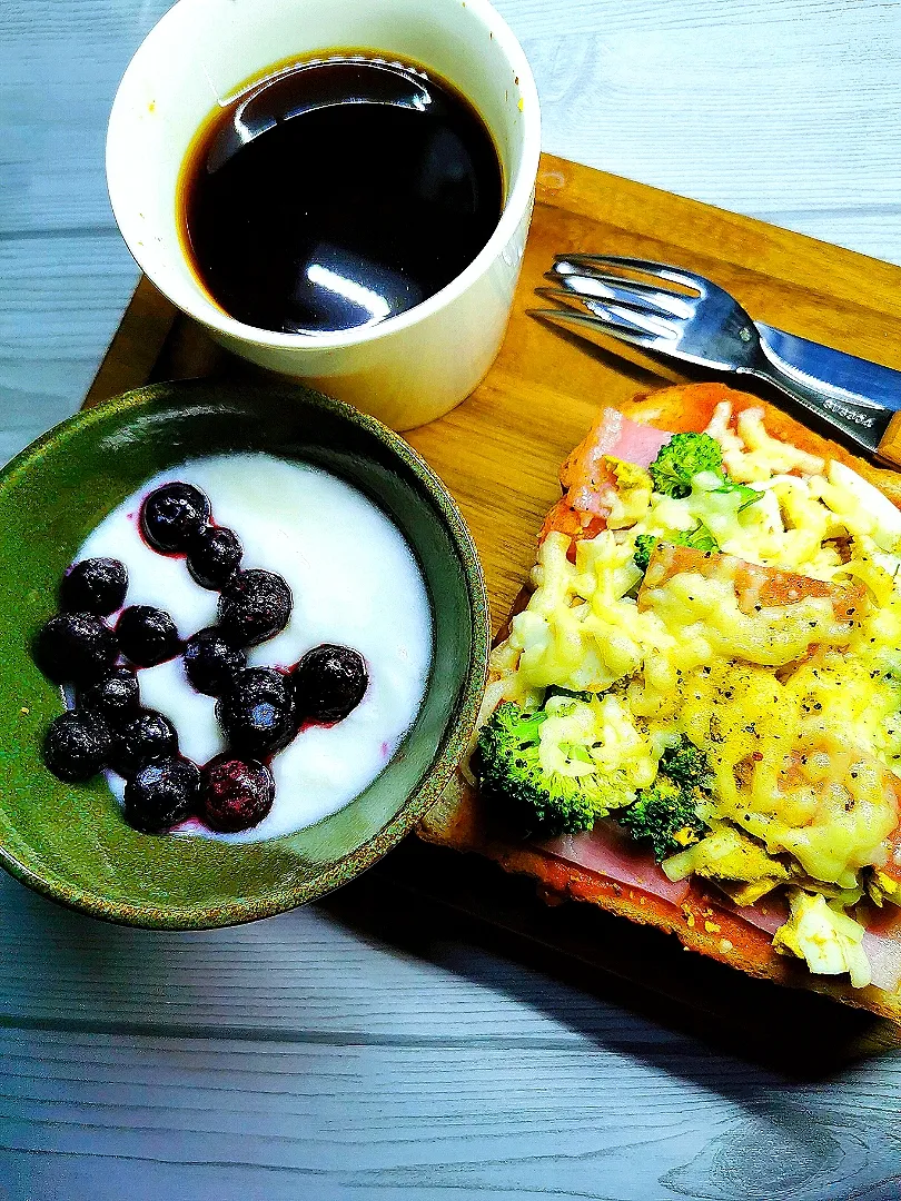 taruto⭐️さんの料理 ゆで卵ブロッコリー ベーコンのせて焼くだけ簡単トースト😆🥚🥦🥓🍞|ペンギンさん