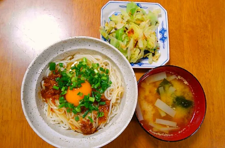 １１月２６日　ぶっかけ肉うどん　梅キャベツ　大根とわかめのお味噌汁|いもこ。さん