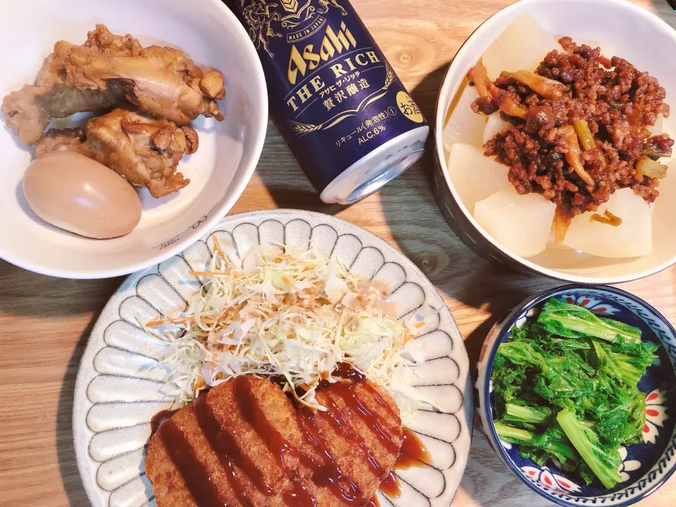 昨夕の風呂吹き大根を一口大に切り肉味噌と共に完食。鶏のサッパリ煮も味染み染みで旨し！わさび菜の辛子和え。コロッケも食べて満腹😄🍺|海斗さん