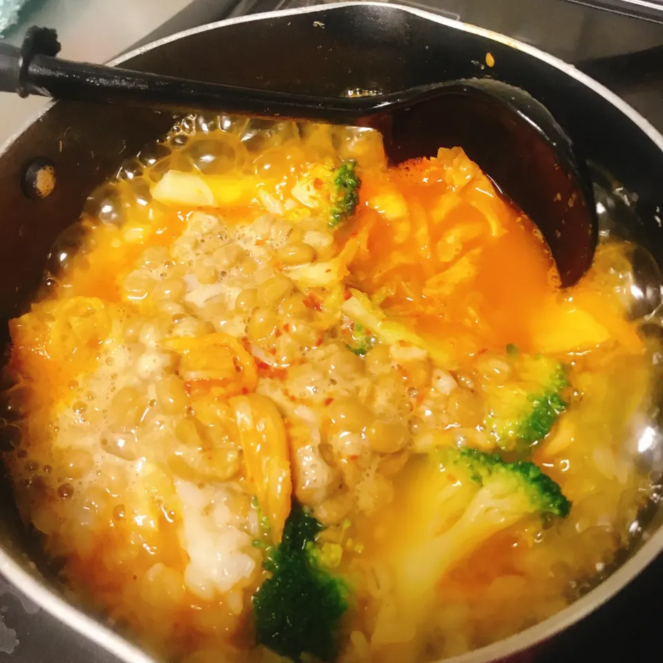 Snapdishの料理写真:見た目は悪いが食欲無くても食べられる納豆キムチ雑炊|ぱちねぇさん