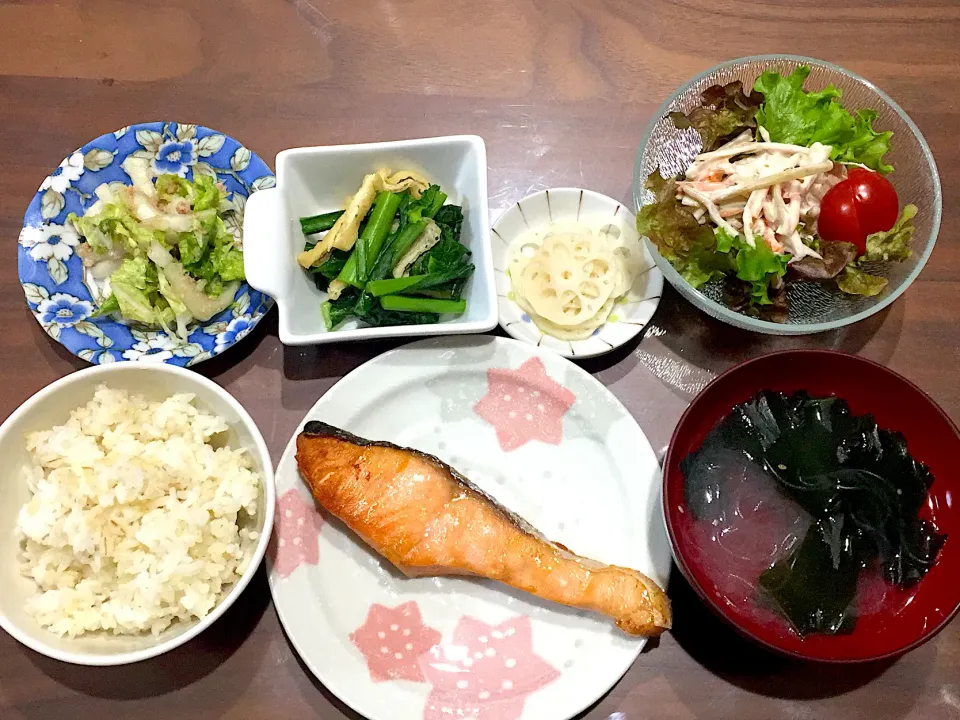 塩鮭 わかめの春雨スープ ごぼうサラダ 酢蓮 小松菜と揚げのさっと煮 白菜とツナの和え物|おさむん17さん