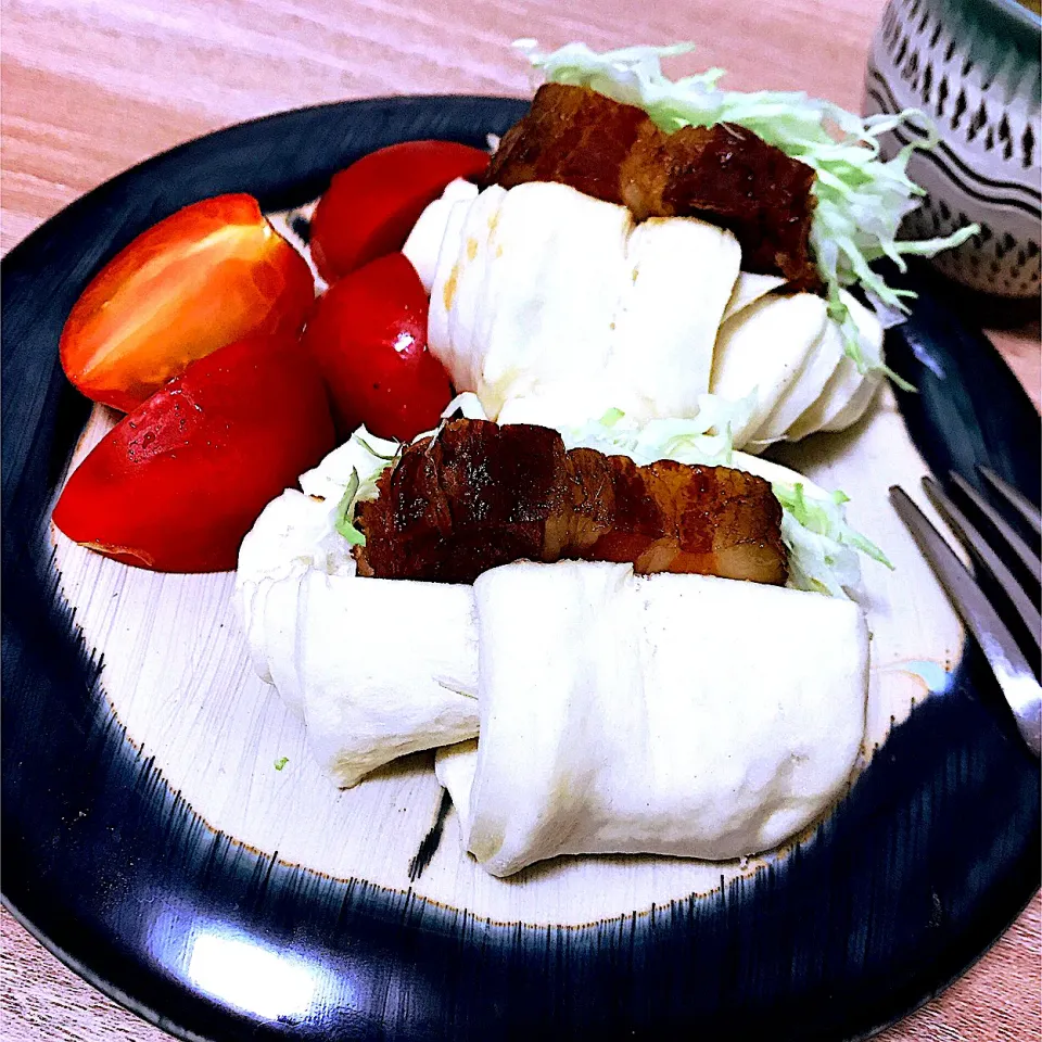 甘辛い分厚い豚の角煮を挟んだ蒸しロールパン　　　いただきま〜す。😋|Sの食卓さん