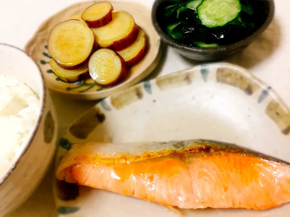 鮭の塩焼き、きゅうりとワカメの酢の物、さつまいもの甘辛煮🌿|momoさん