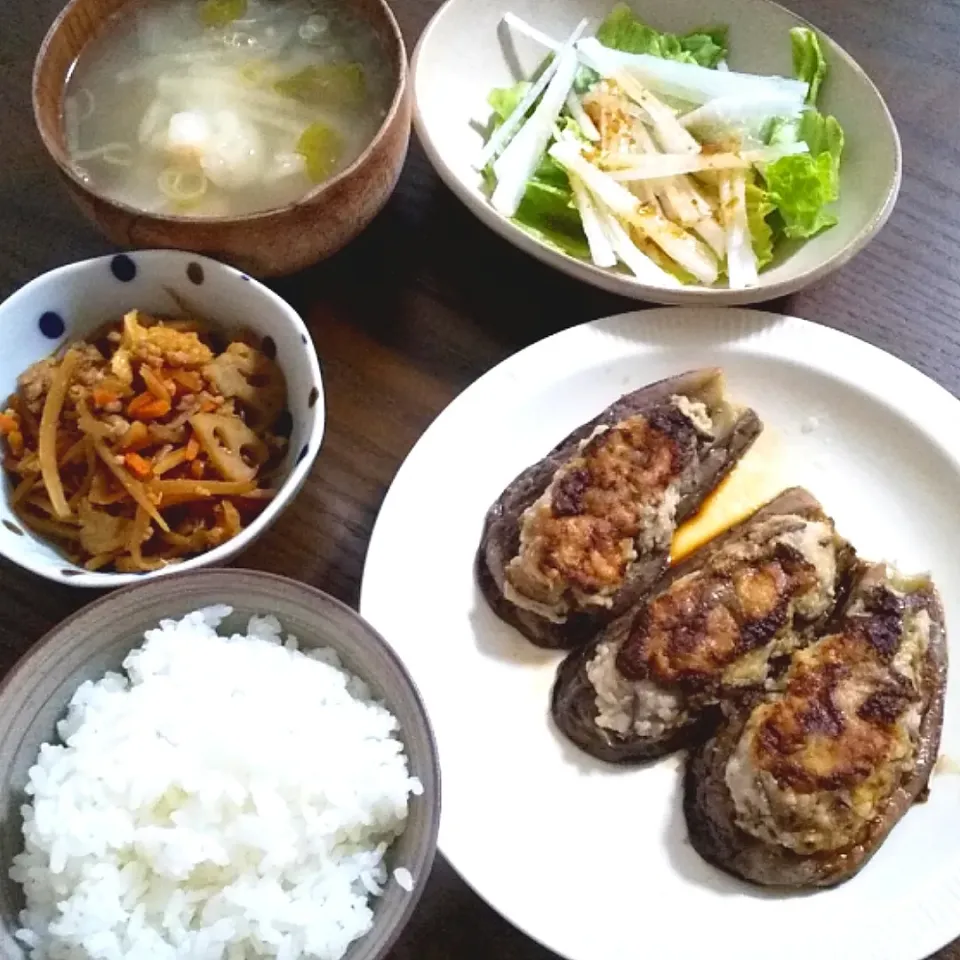 夕飯
ナスの肉詰め🍆きんぴら🥕サラダ🥗野菜スープ🧅|じょうさん