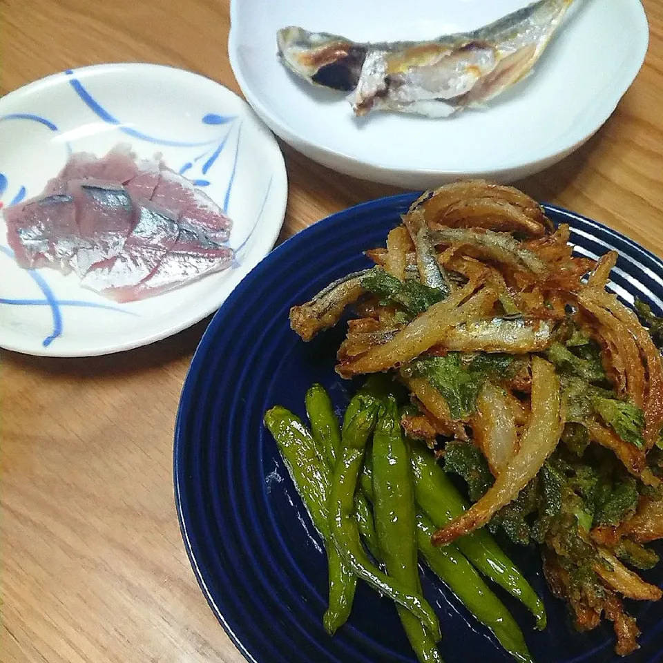 Snapdishの料理写真:夫がアジを釣ってきました🐟

昨日った、鰯のかき揚げ
アジのお刺身
アジの塩焼き|ゆっこさん