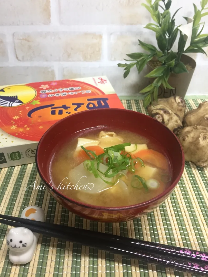 菊芋と絹厚揚げのお味噌汁😋|あみさん