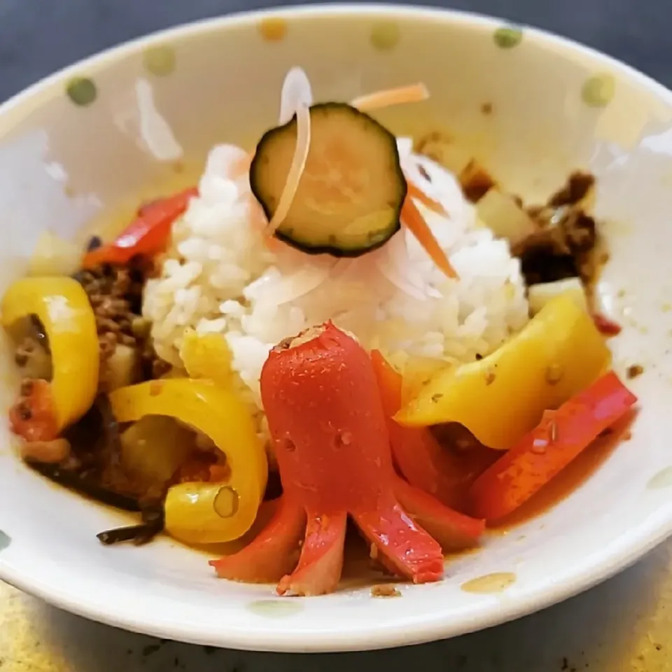 大根とパプリカの牛キーマカレーwithタコさんウインナー🐙|ふじわらたくやさん