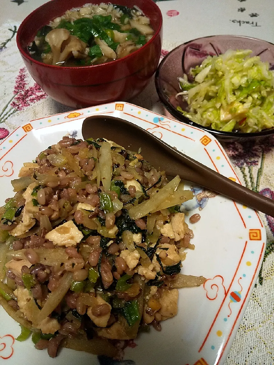 今日のお昼
※鶏ごぼう&小松菜の和風チャーハン
※きのことワカメのお味噌汁
※ホエー漬けキャベツ|れあMIXさん