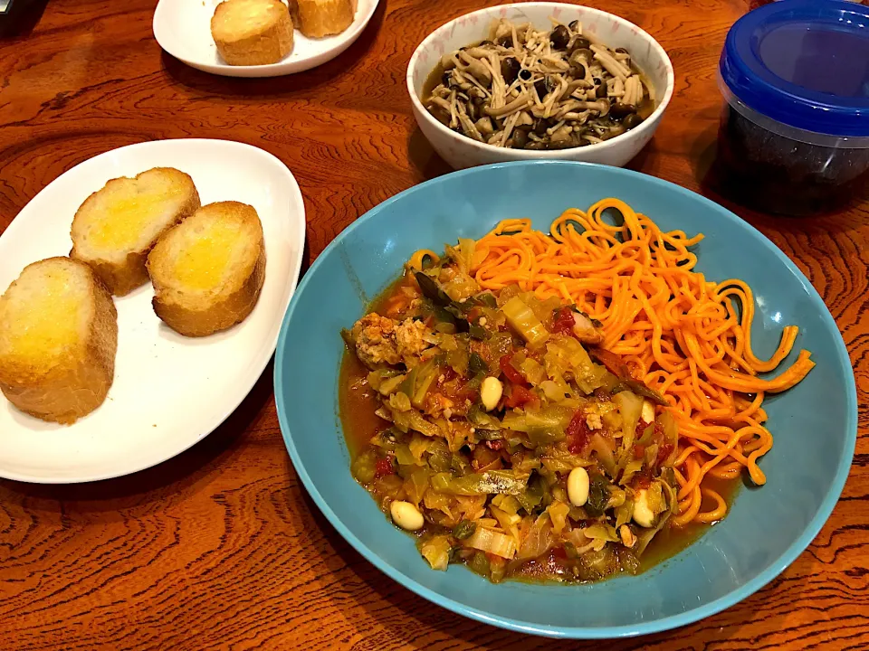 鶏肉とキャベツとセロリと玉ねぎとトマトのスープに、味付きのパスタ入れてみた😋きのこポン酢がなぜかあう👍|すかラインさん