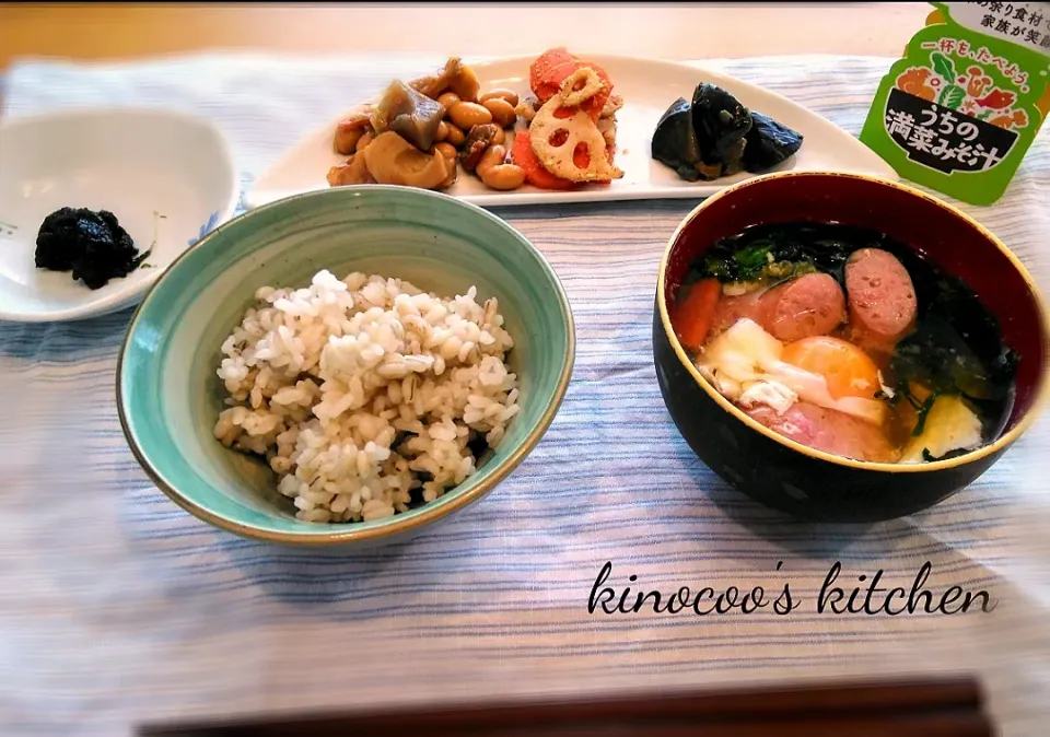 おうちひとりランチ　春菊とウインナーの落とし卵みそ汁|kinocooさん