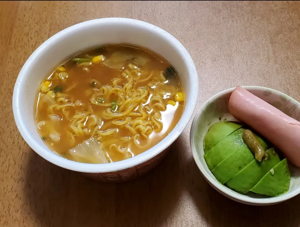 インスタントラーメン
アボカドわさびとハム|ナナさん