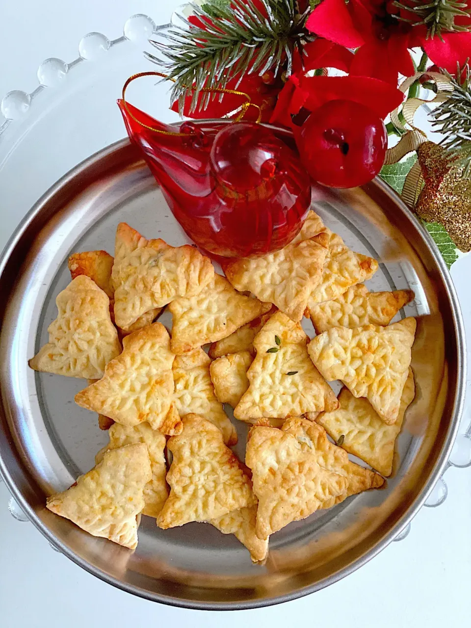 Christmas 🎄 shaped sourdough discard cheese and herb crackers|12Dragonさん