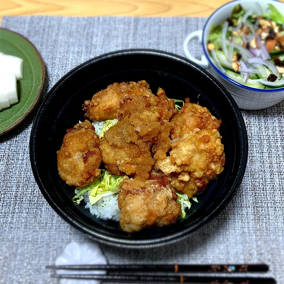 Snapdishの料理写真:唐揚げ丼、サラダ、大根の糠漬け|ツインうさぎさん