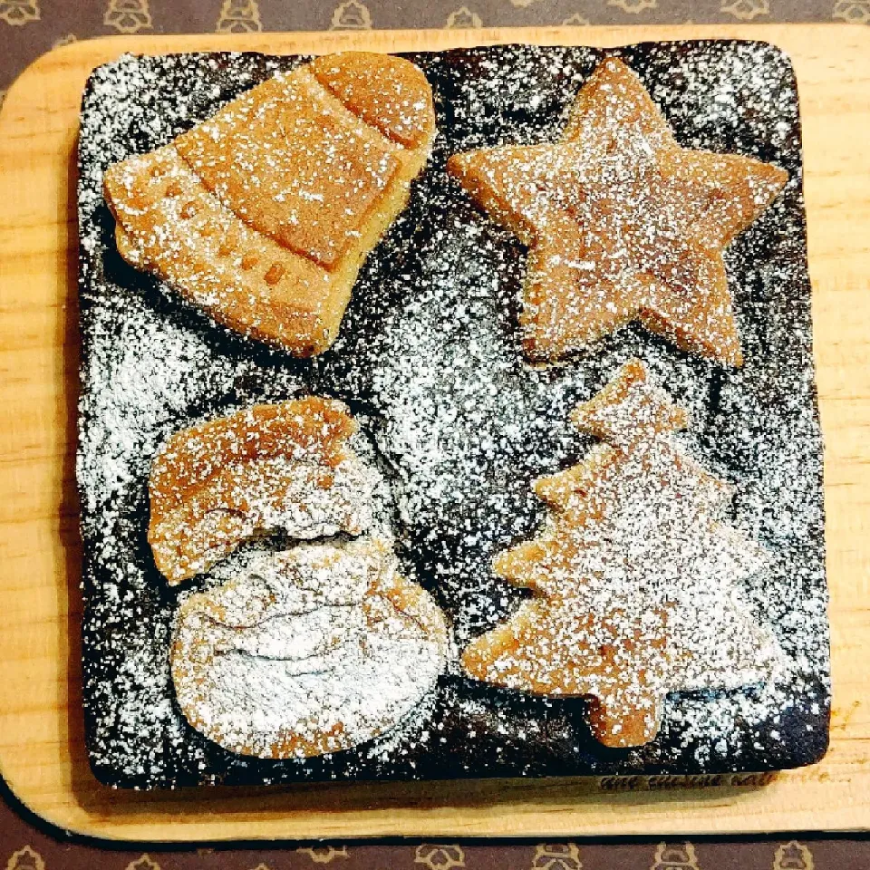 ブラックココアパウンドケーキにクリスマス🎄クッキー乗せてみた|ne-neさん