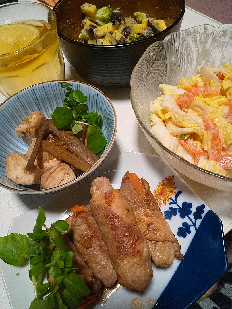 今日の晩御飯
※豚ロースの人参ごぼう巻き
※マグロの角煮とごぼうの生姜煮
※おからパウダー入り白菜と柿のサラダ
※さつまいもとブロッコリーのハニーマスタードマヨネーズ和え
 ※ハイボール|れあMIXさん