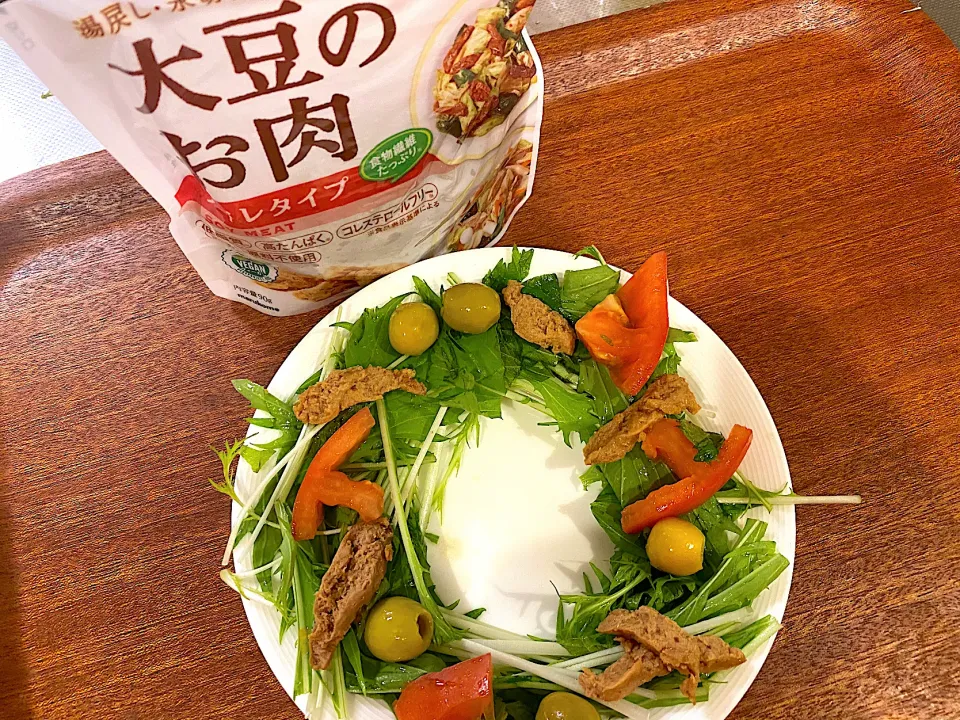 リース風大豆のお肉サラダ🥗オリーブをのせて♪|かおちゃんさん