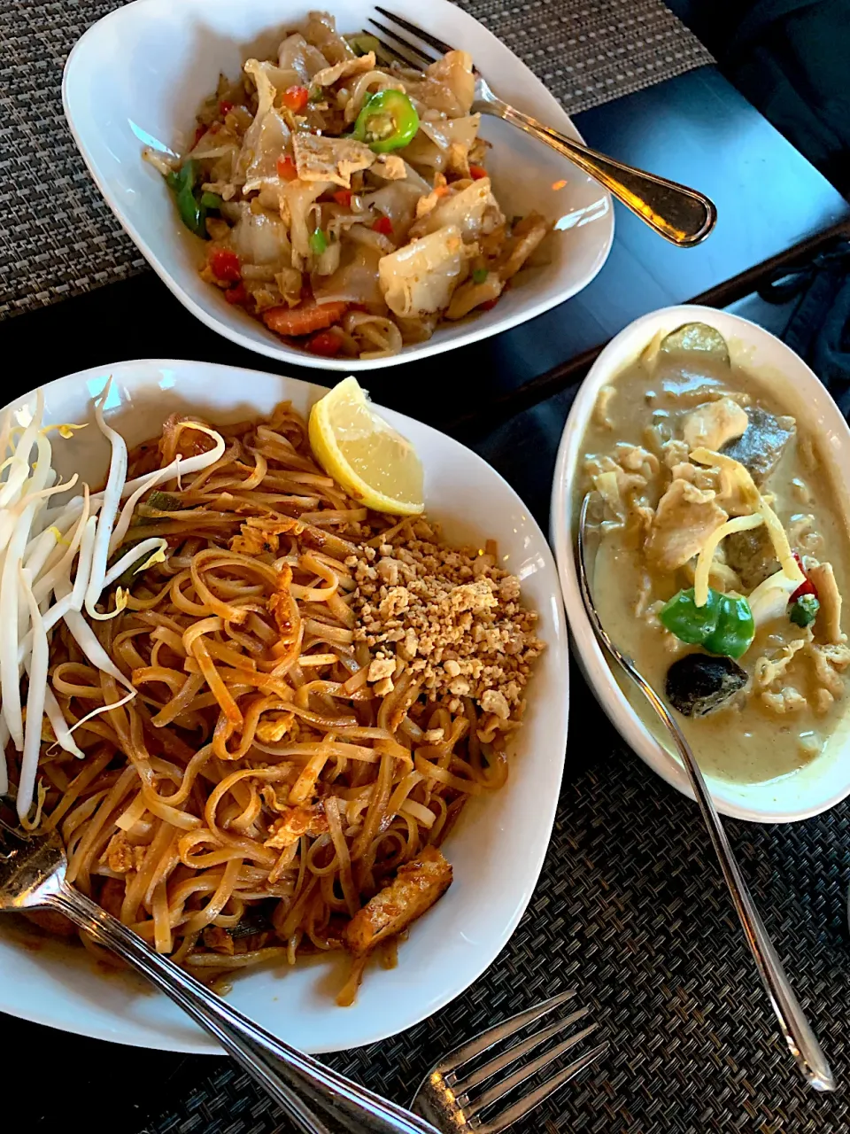 Pad thai, drunken noodles, green curry|kayoさん