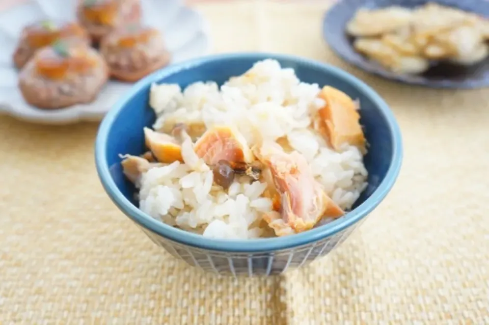 牡蠣だし醤油で秋鮭としめじと百合根の炊き込みごはん|ちいさなしあわせキッチンさん