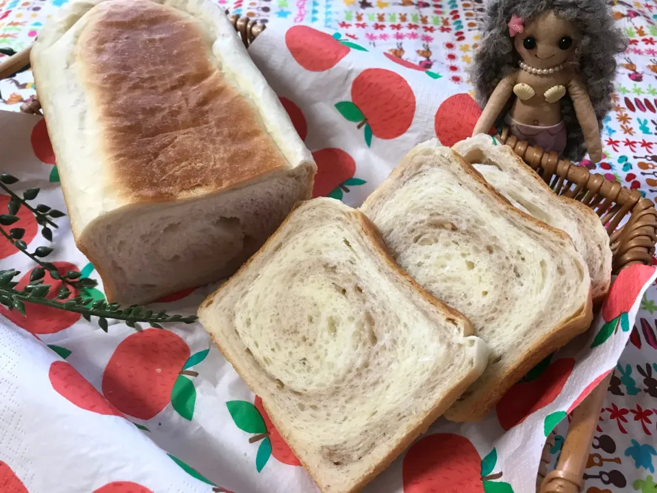 いちごと練乳粒の🌀食パン🍞いちご色にならず😂|noeさん