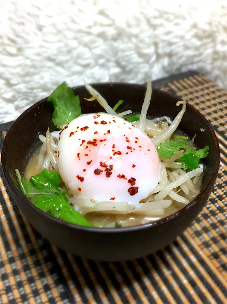 Snapdishの料理写真:鳥の巣風　モヤシパクチー温玉のせ味噌汁|Clown  Kenpoさん