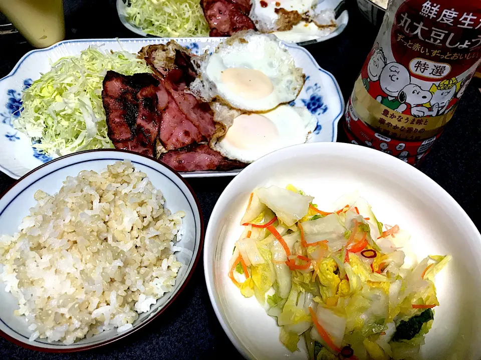 ヤッターー！目玉焼き(ターンオーバーじゃないやつ)だー！ そしてカリカリベーコン最強 #夕飯　玄米白米、白菜柚子浅漬け、キャベツ、目玉焼き、カリカリベーコン|ms903さん