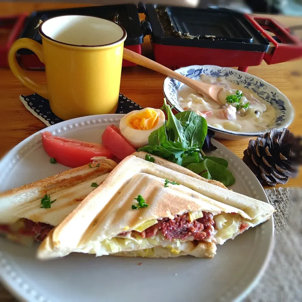 コンビーフ＆キャベツのホットサンド🍞|とまと🍅さん