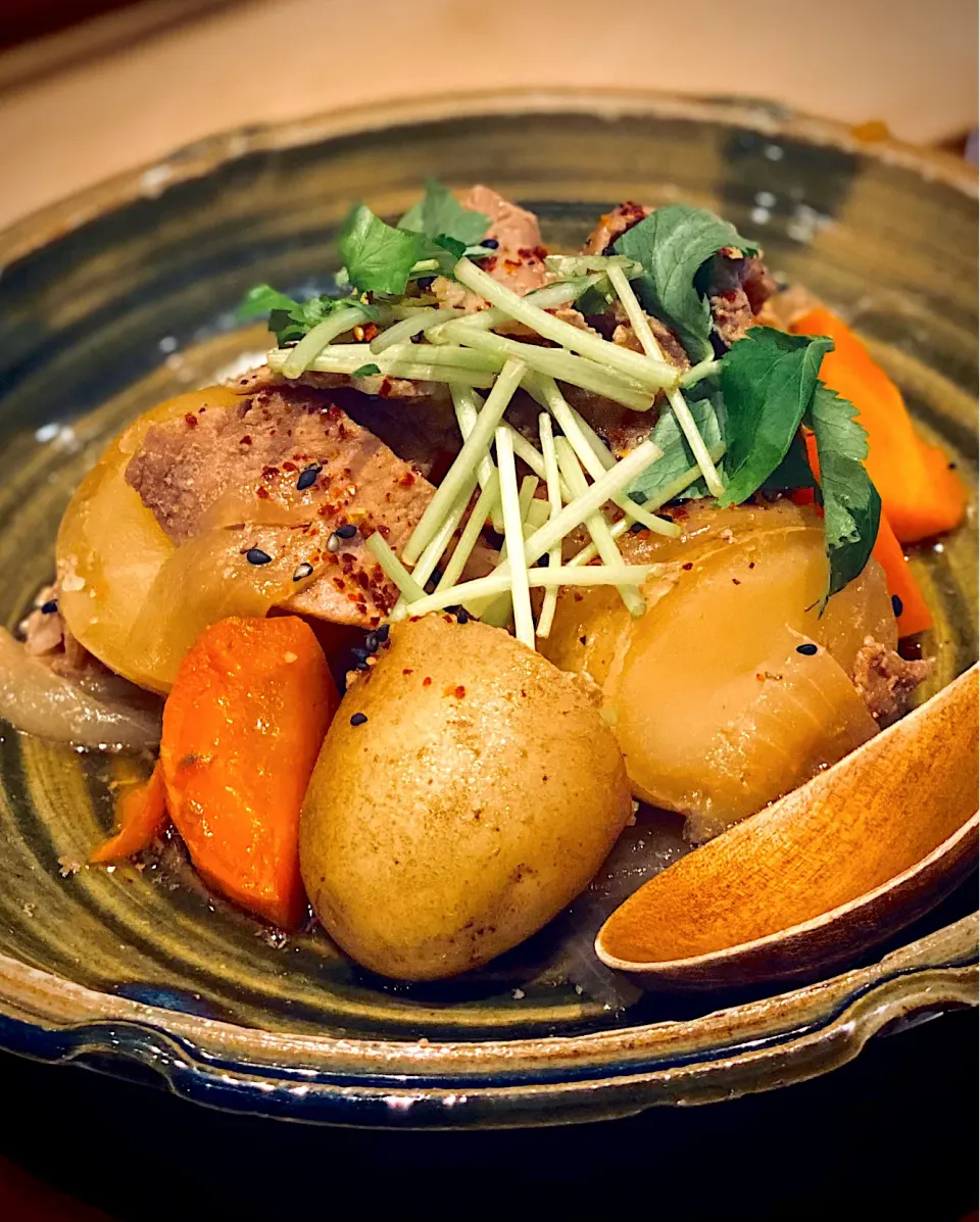 定食屋さんで出てきた🐮肉じゃが🥔|にゃあ（芸名）さん